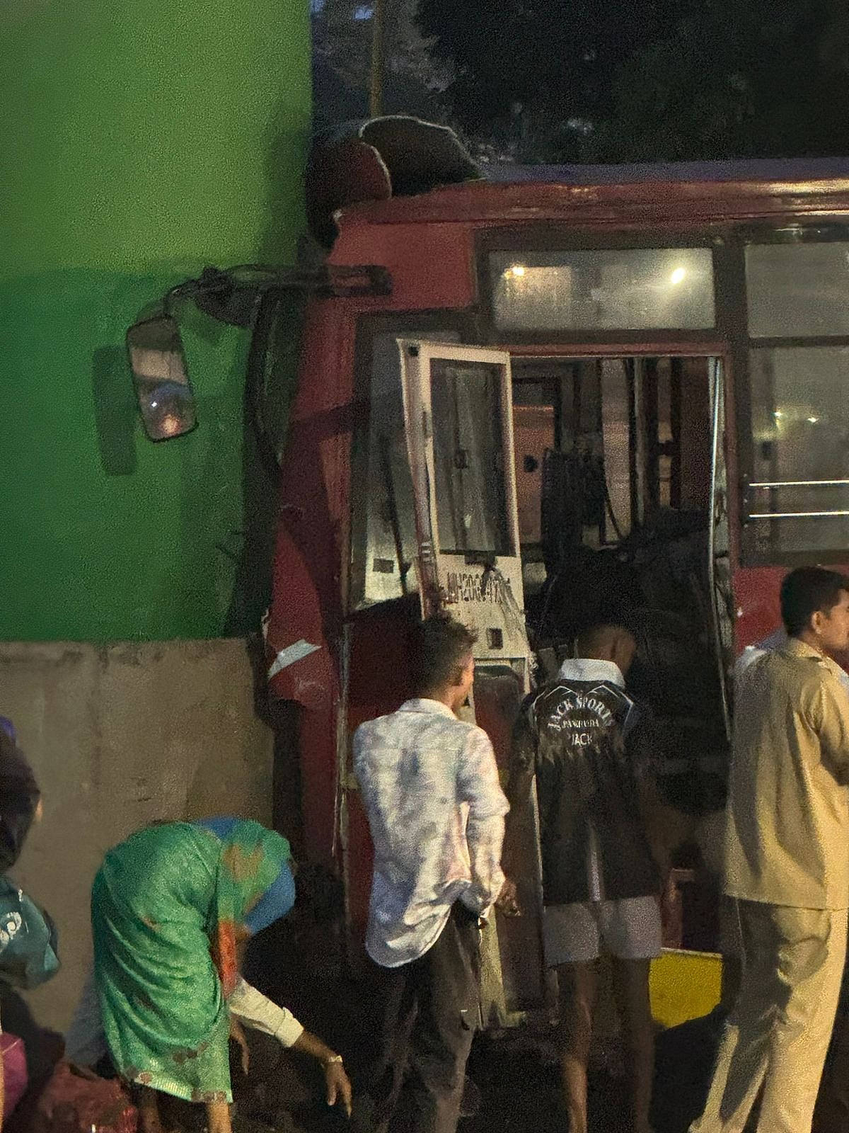Accident on Ghobunder Road. Bus dashes Metro pillar.